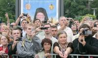 Единение с народом просто зашкаливает. На Владимирскую горку Януковича сопровождало больше охранников, чем Патриарха Кирилла